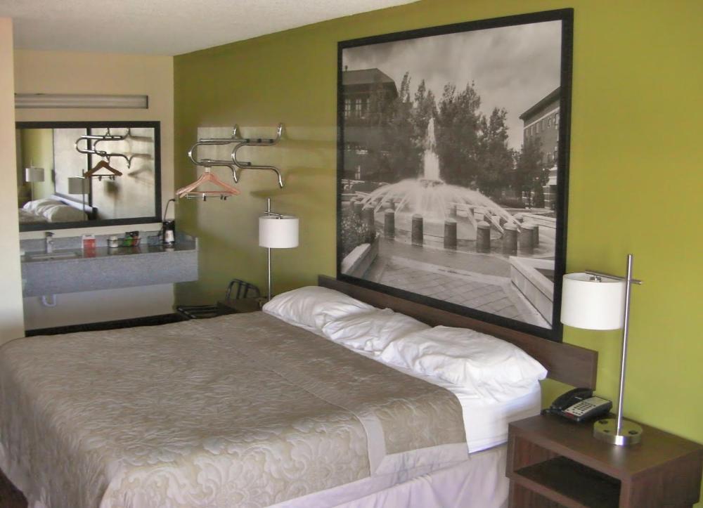 King Room - Non-Smoking interior